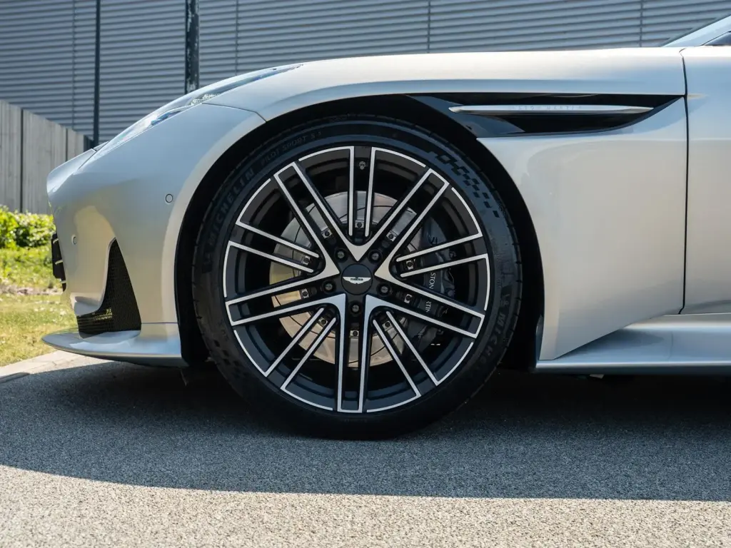 2026 DB12 V8 Volante thumbnail vehicle image 3