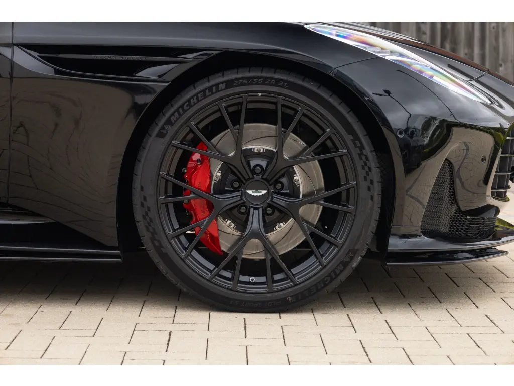 2026 DB12 V8 Volante thumbnail vehicle image 3