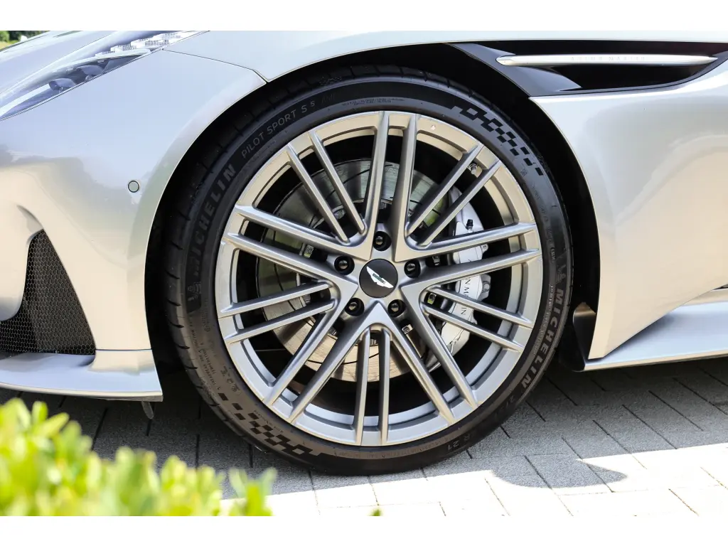 2026 DB12 V8 Volante thumbnail vehicle image 3