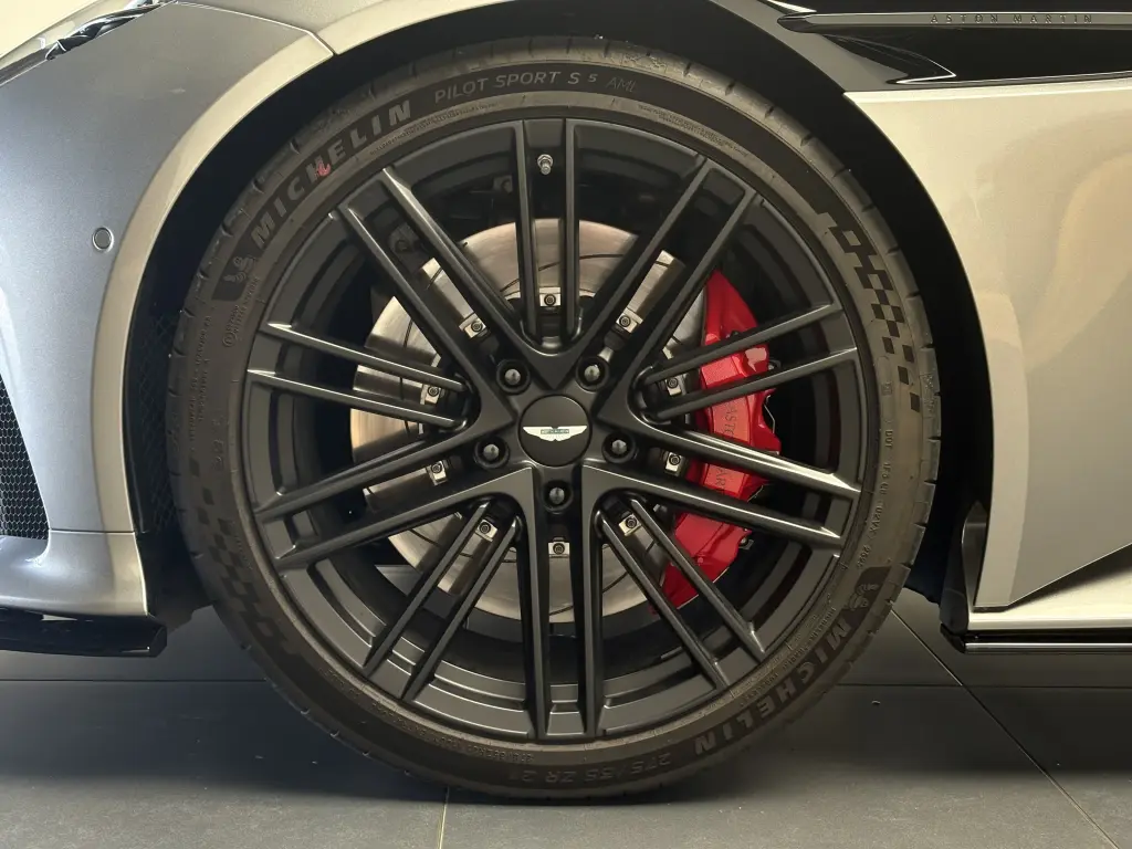 2026 DB12 V8 Volante thumbnail vehicle image 3