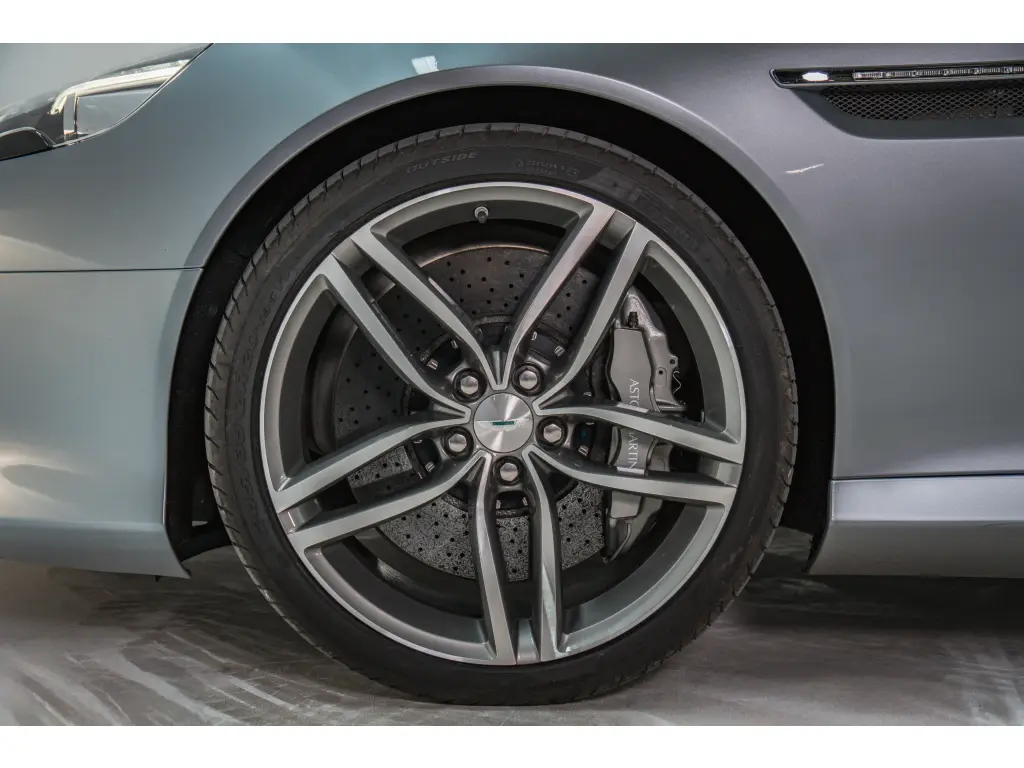 2013 DB9 Volante thumbnail vehicle image 3