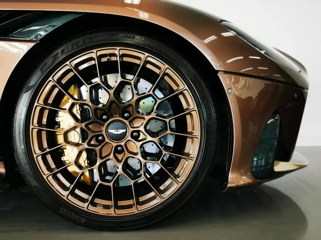 2023 DBS 770 Ultimate Coupe thumbnail vehicle image 3