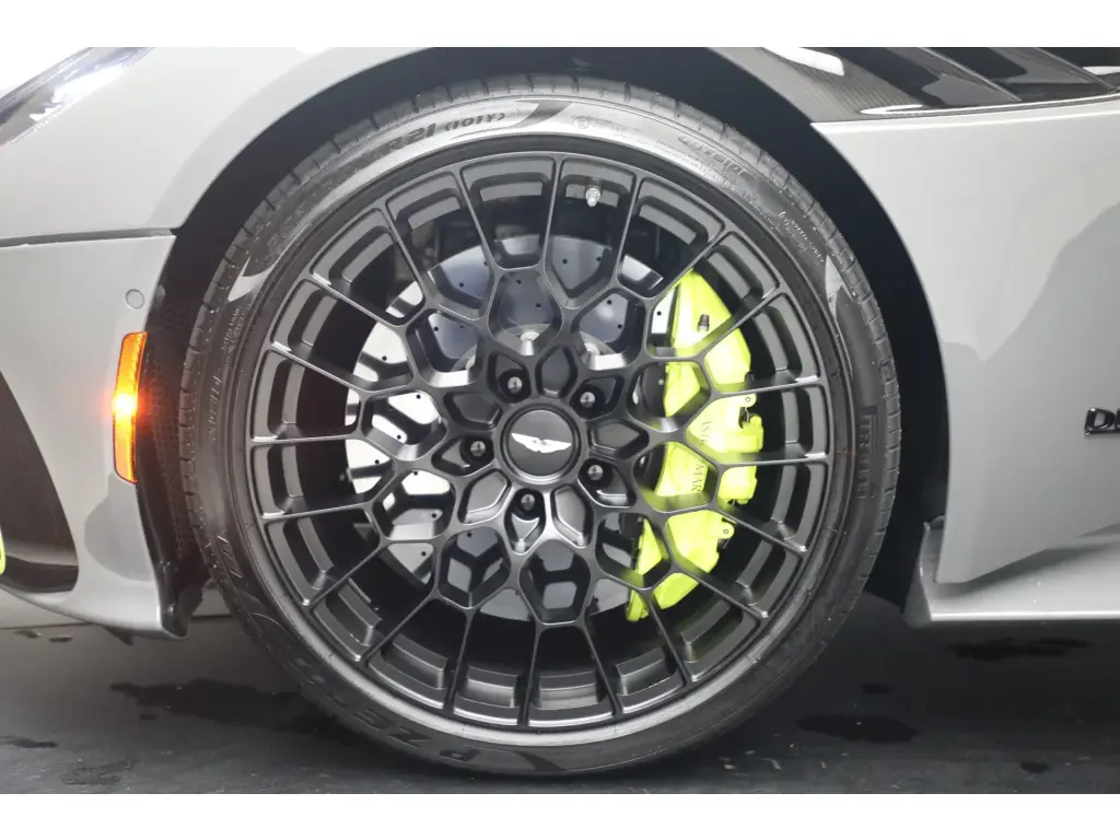 2023 DBS 770 Ultimate Coupe thumbnail vehicle image 3