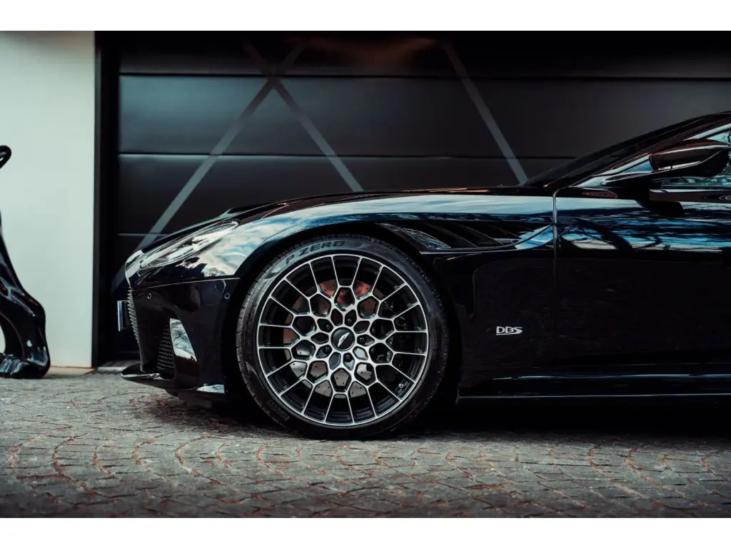 2023 DBS 770 Ultimate Coupe thumbnail vehicle image 3