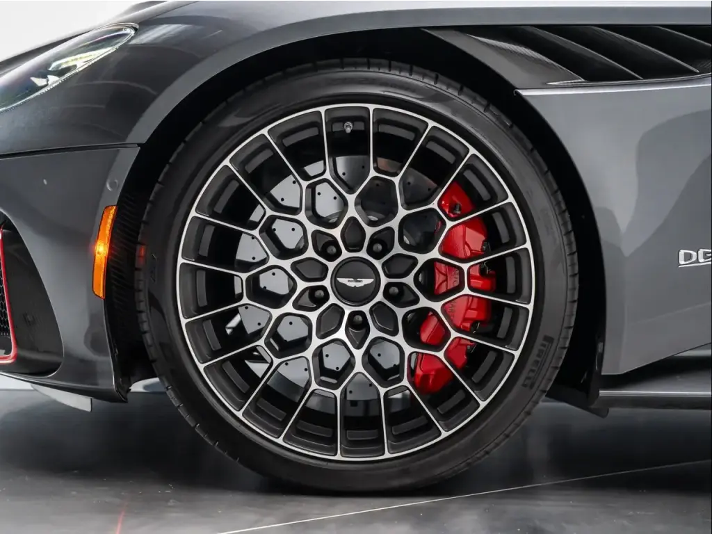 2023 DBS 770 Ultimate Coupe thumbnail vehicle image 3