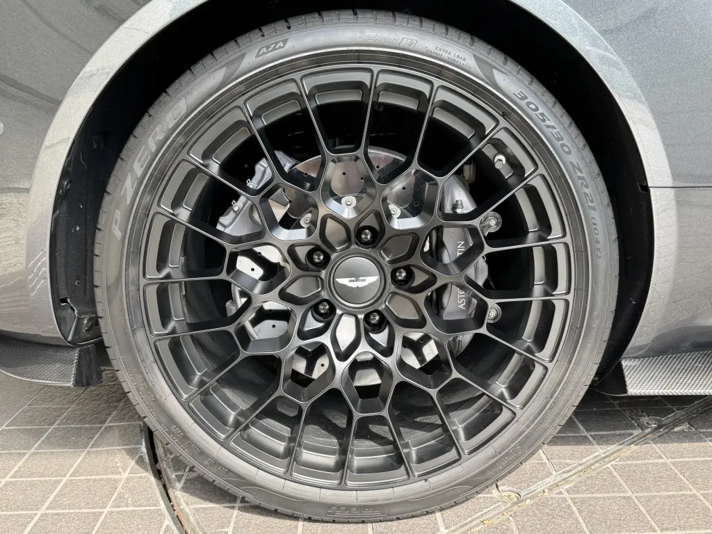 2023 DBS 770 Ultimate Coupe thumbnail vehicle image 3