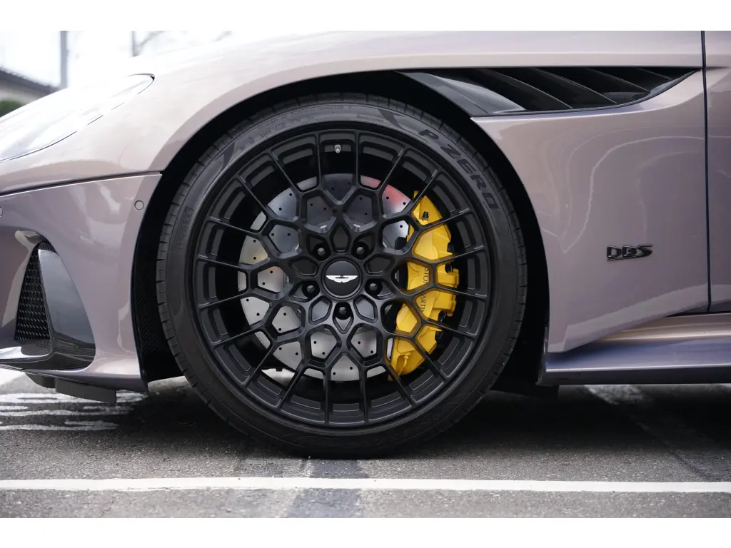 2023 DBS 770 Ultimate Coupe thumbnail vehicle image 3