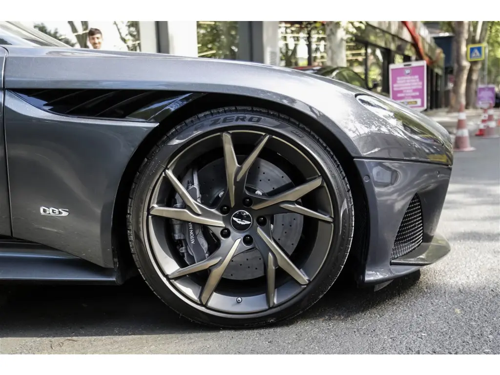 2019 DBS Superleggera Coupe thumbnail vehicle image 3
