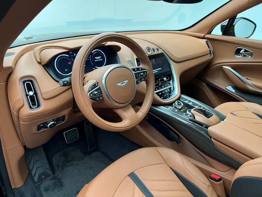 2023 DBX 707 SUV thumbnail vehicle image 2