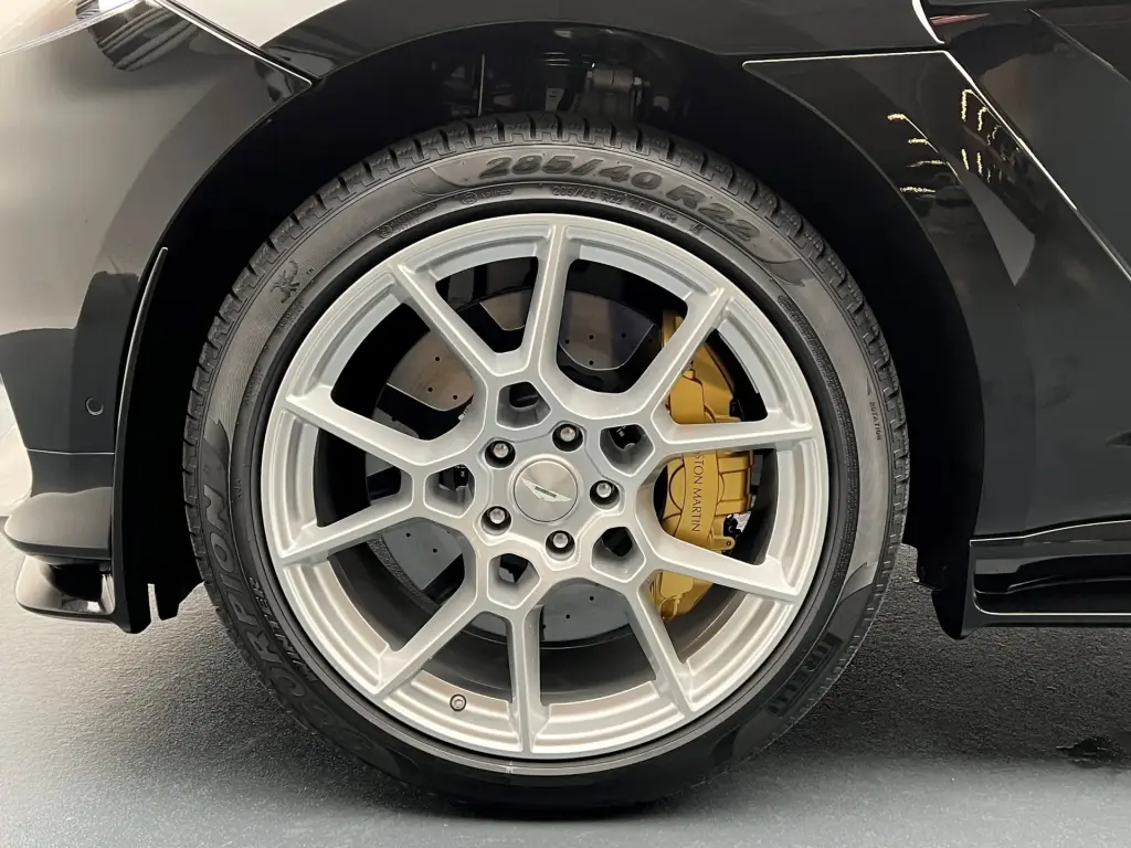 2023 DBX 707 SUV thumbnail vehicle image 3