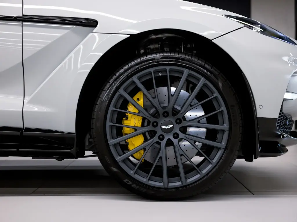2023 DBX 707 SUV thumbnail vehicle image 3