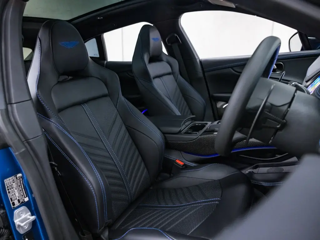 2023 DBX 707 SUV thumbnail vehicle image 2
