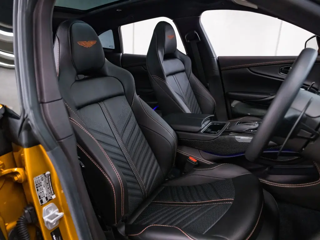 2023 DBX 707 SUV thumbnail vehicle image 2