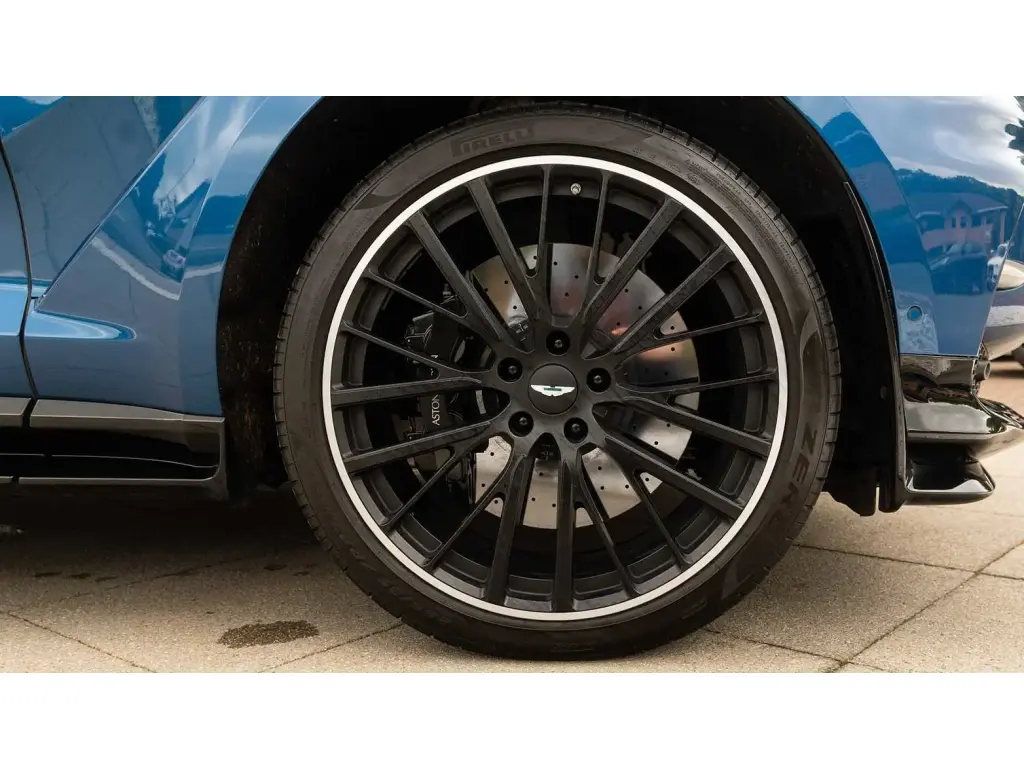 2023 DBX 707 SUV thumbnail vehicle image 3
