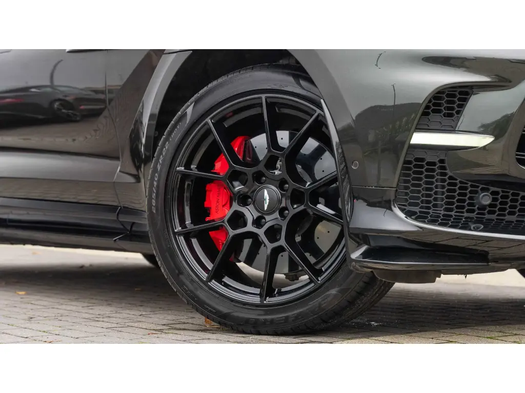 2023 DBX 707 SUV thumbnail vehicle image 3