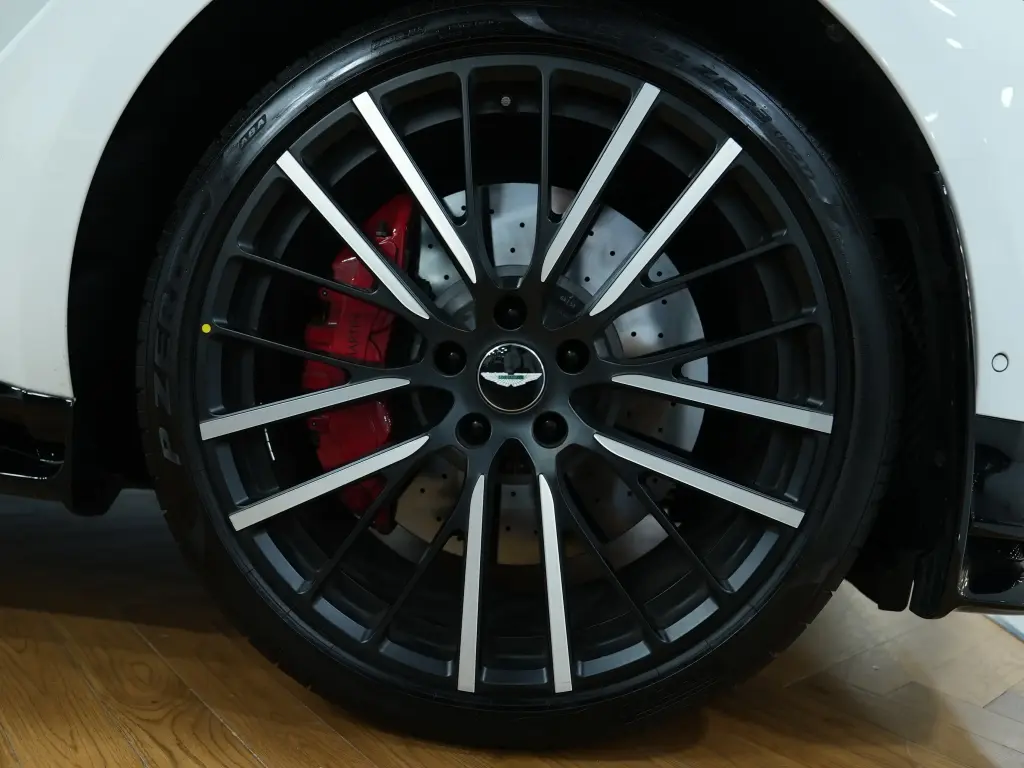 2023 DBX 707 SUV thumbnail vehicle image 3