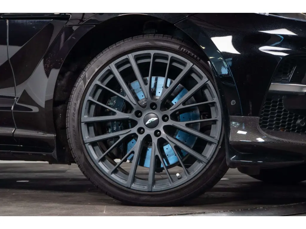 2023 DBX 707 SUV thumbnail vehicle image 3