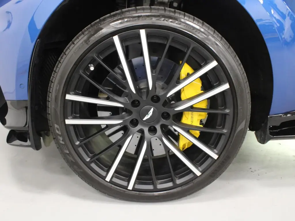 2023 DBX 707 SUV thumbnail vehicle image 3