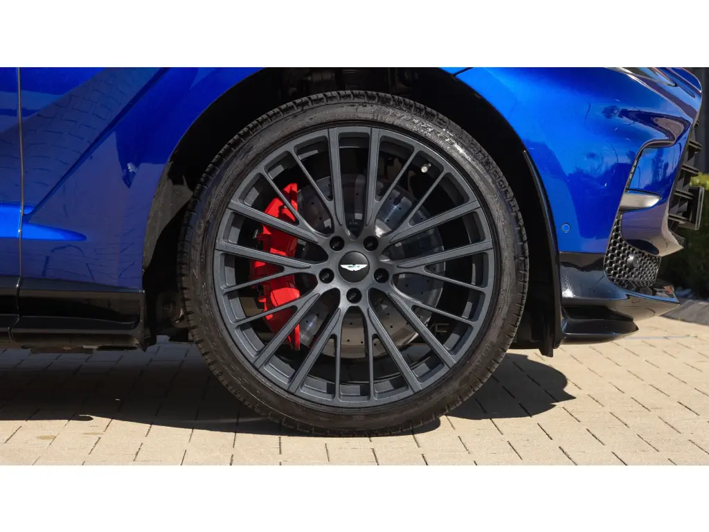 2023 DBX 707 SUV thumbnail vehicle image 3