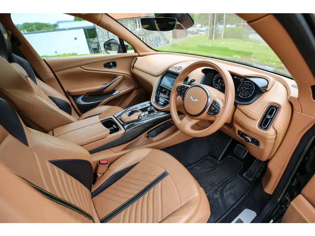 2023 DBX 707 SUV thumbnail vehicle image 2