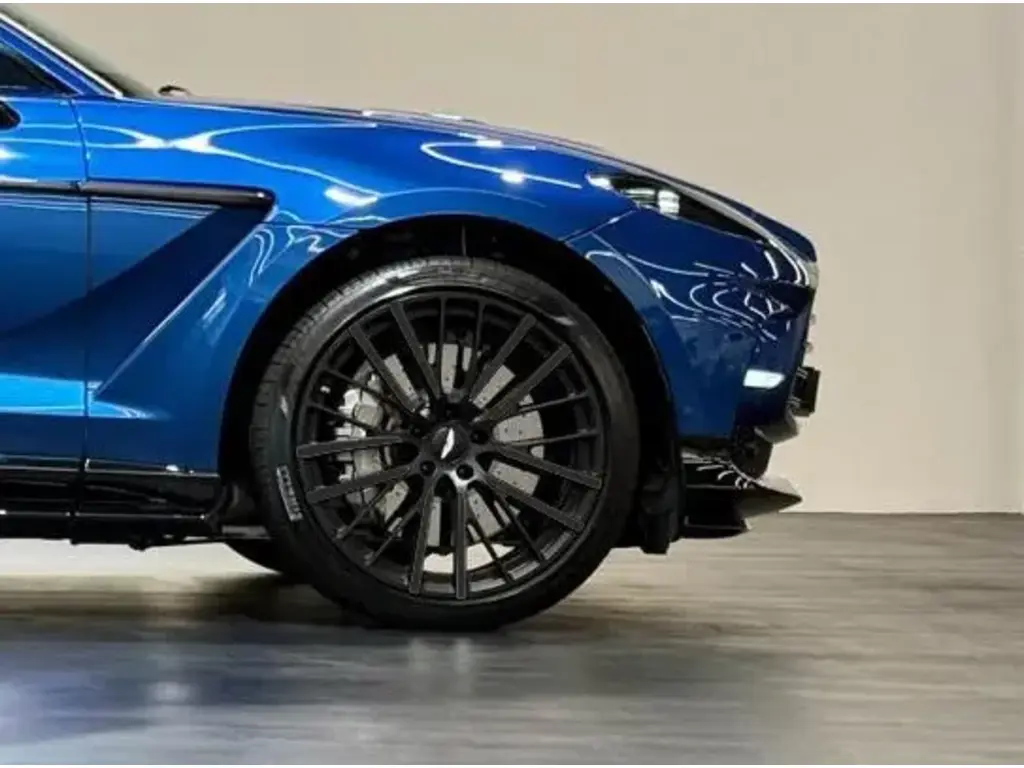 2023 DBX 707 SUV thumbnail vehicle image 3