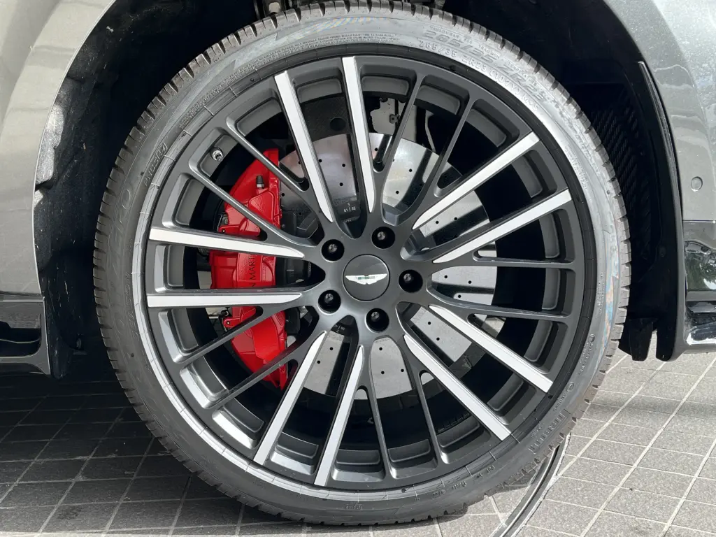 2023 DBX 707 SUV thumbnail vehicle image 3