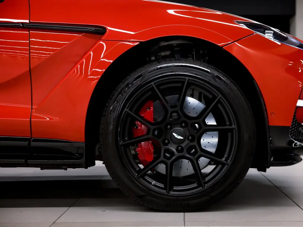 2023 DBX 707 SUV thumbnail vehicle image 3
