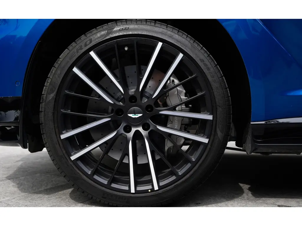 2023 DBX 707 SUV thumbnail vehicle image 3