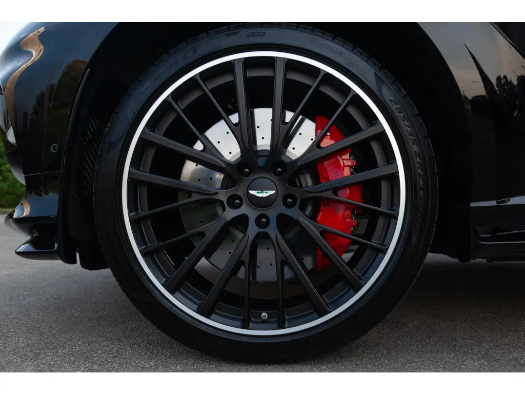 2023 DBX 707 SUV thumbnail vehicle image 3