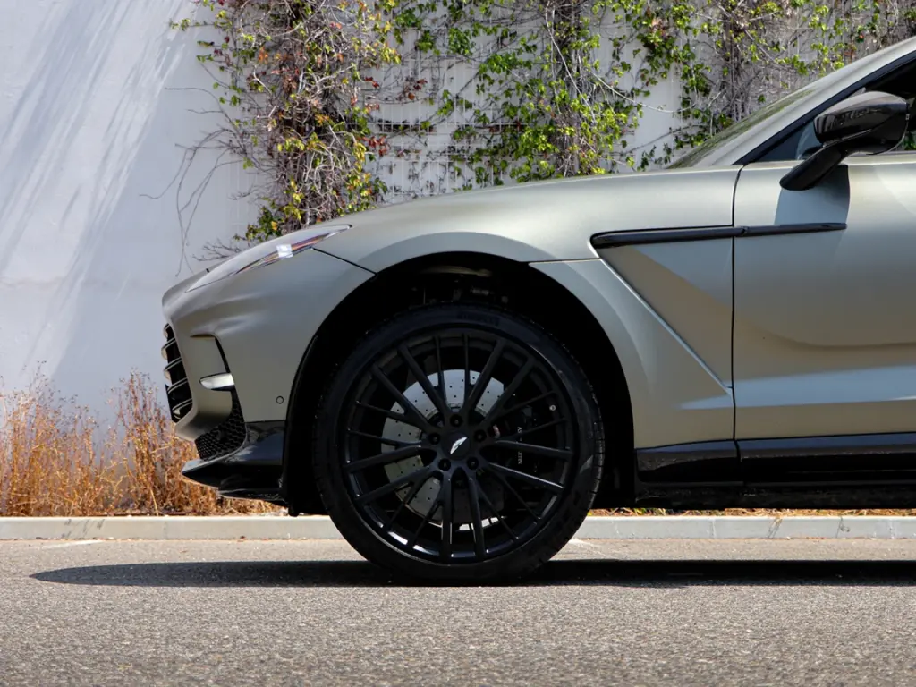 2023 DBX 707 SUV thumbnail vehicle image 3