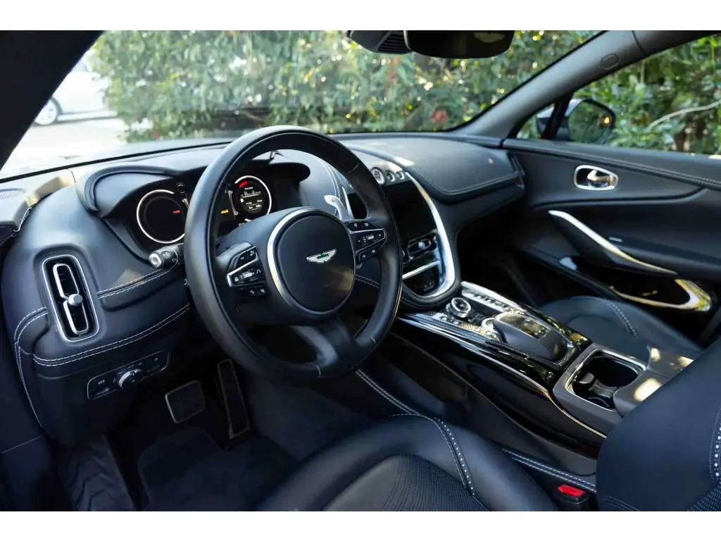 2023 DBX 707 SUV thumbnail vehicle image 2