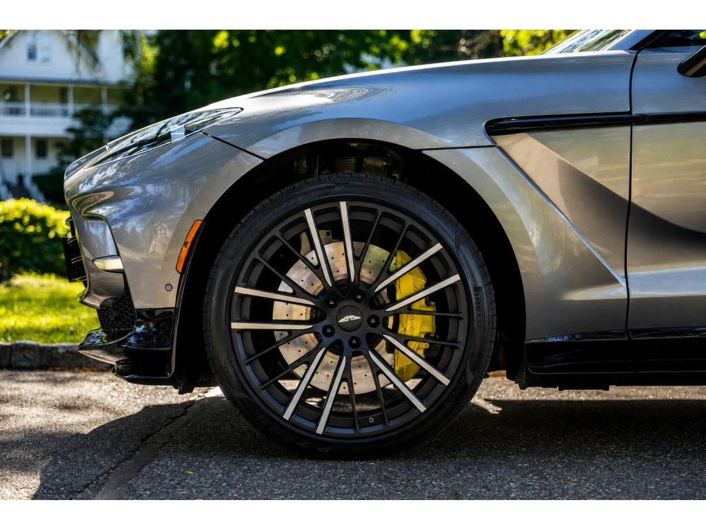 2023 DBX 707 SUV thumbnail vehicle image 3