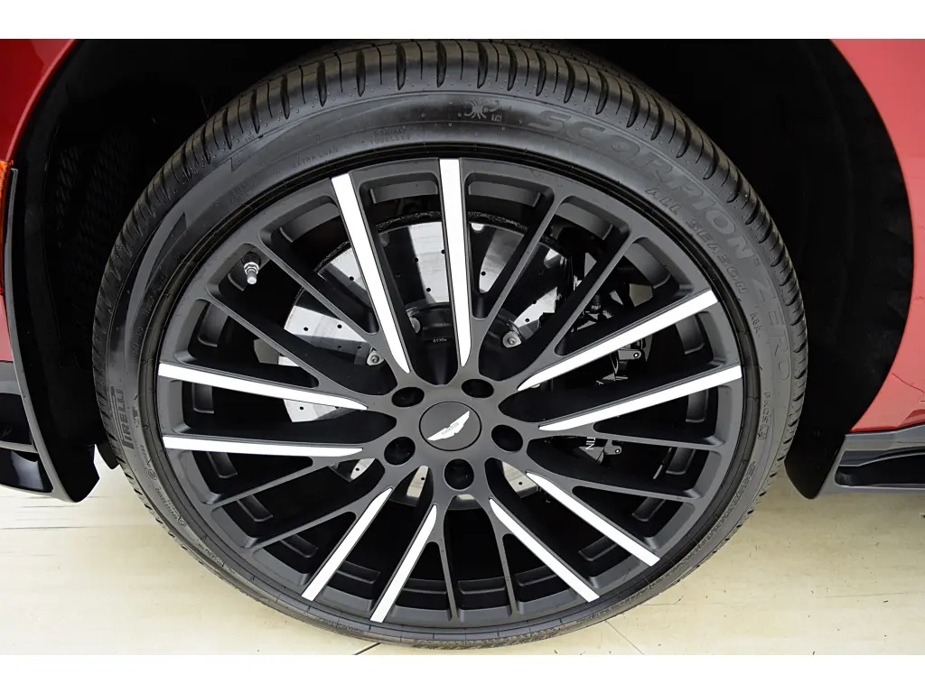 2023 DBX 707 SUV thumbnail vehicle image 3