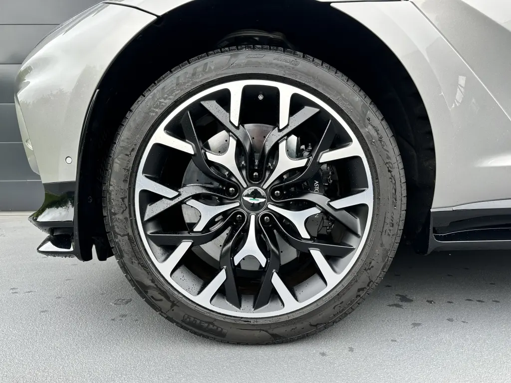 2023 DBX 707 SUV thumbnail vehicle image 3