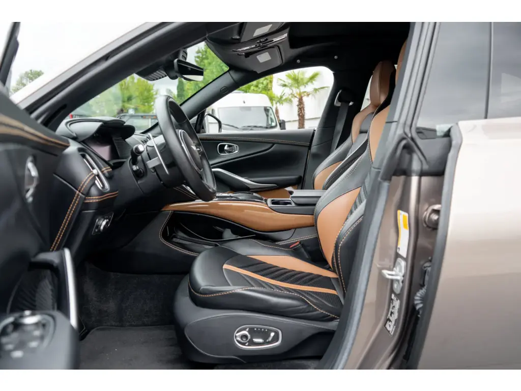 2023 DBX 707 SUV thumbnail vehicle image 2