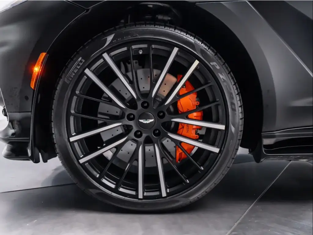 2023 DBX 707 SUV thumbnail vehicle image 3