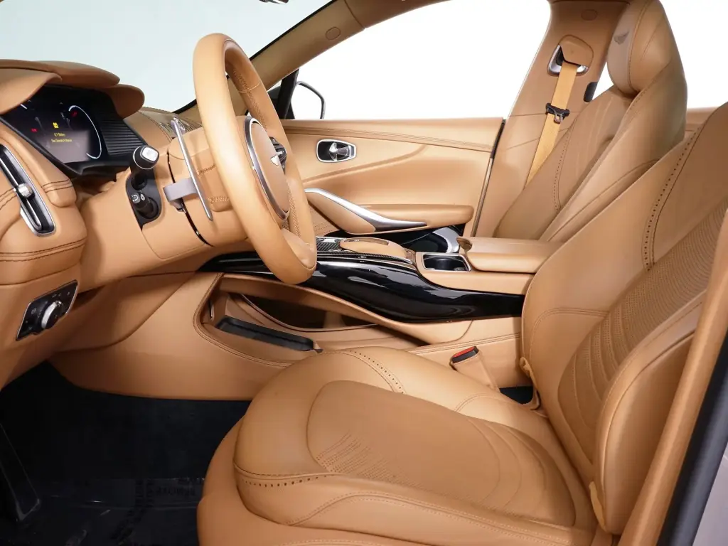 2023 DBX 707 SUV thumbnail vehicle image 2