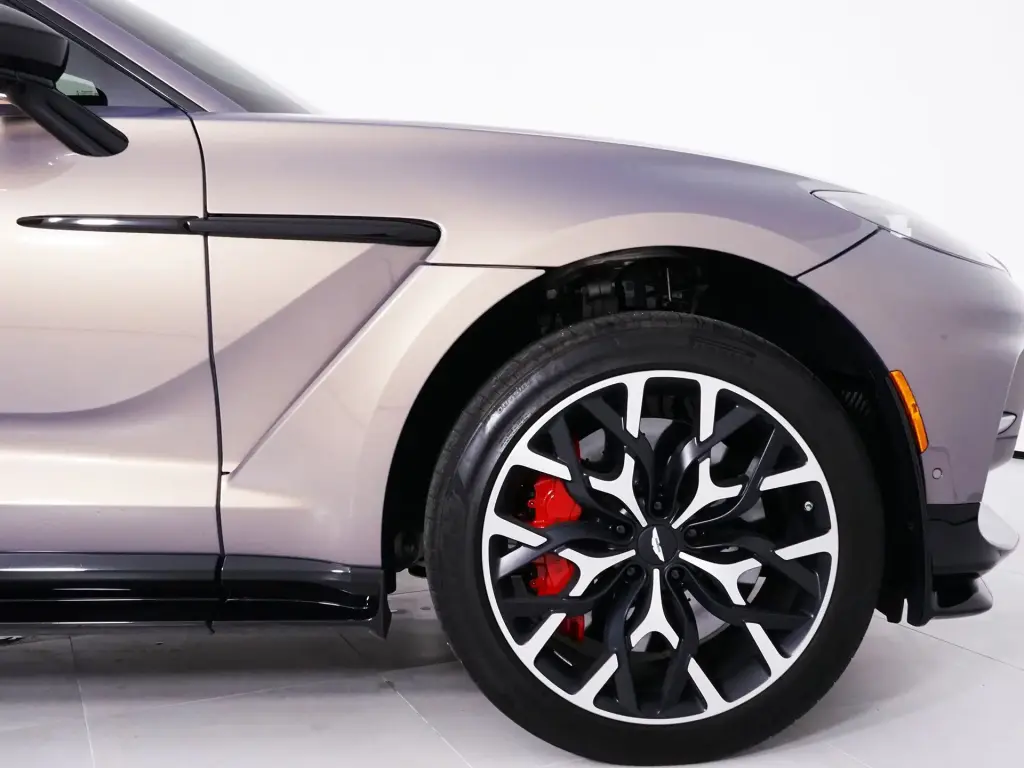 2023 DBX 707 SUV thumbnail vehicle image 3