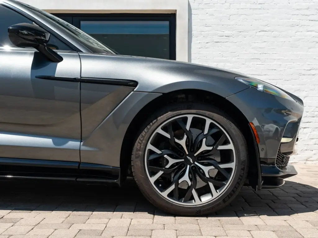 2023 DBX 707 SUV thumbnail vehicle image 3