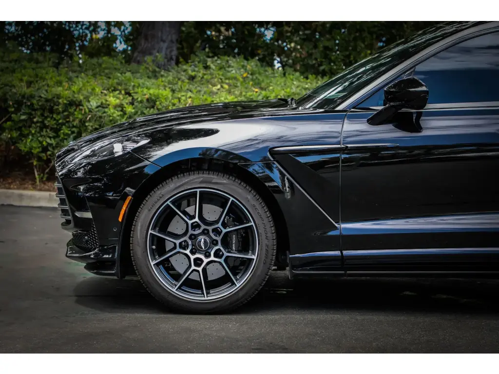 2023 DBX 707 SUV thumbnail vehicle image 3