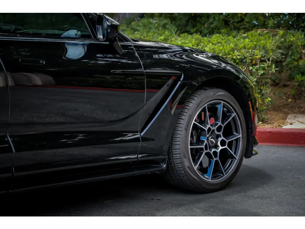 2023 DBX 707 SUV thumbnail vehicle image 3