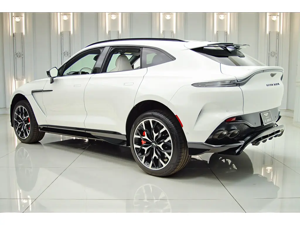 2023 DBX 707 SUV thumbnail vehicle image 1