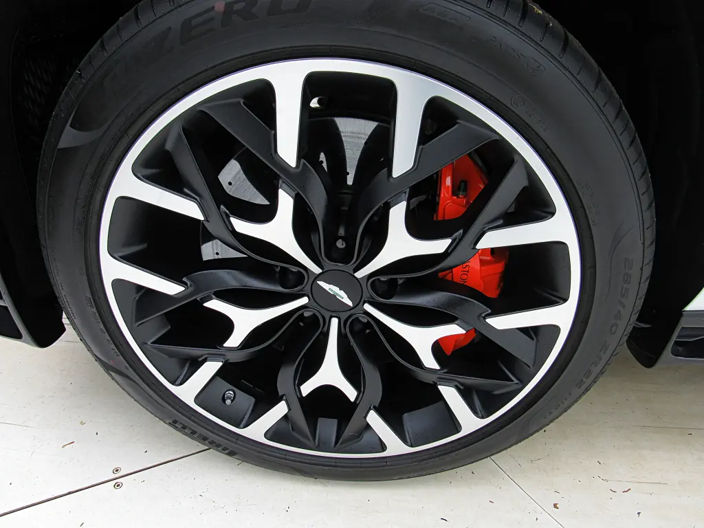 2023 DBX 707 SUV thumbnail vehicle image 3