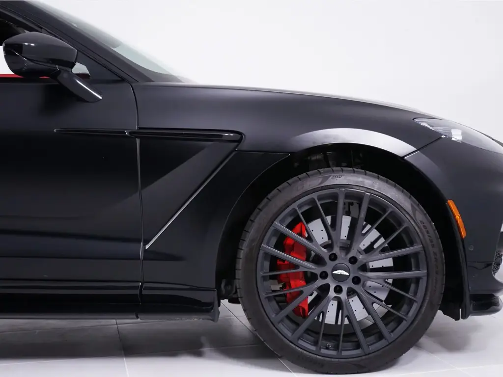 2023 DBX 707 SUV thumbnail vehicle image 3