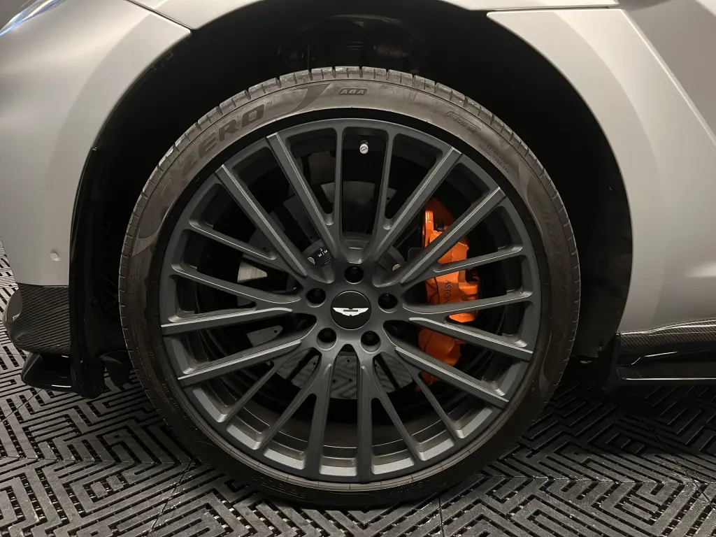 2023 DBX 707 SUV thumbnail vehicle image 3