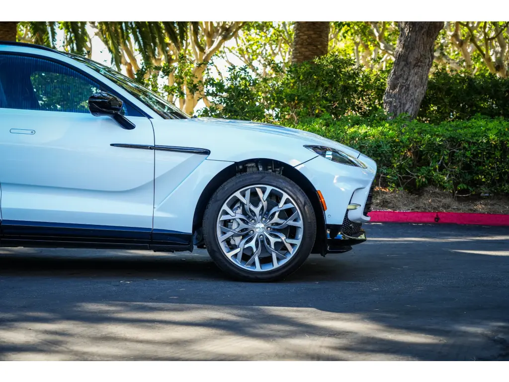 2023 DBX 707 SUV thumbnail vehicle image 3