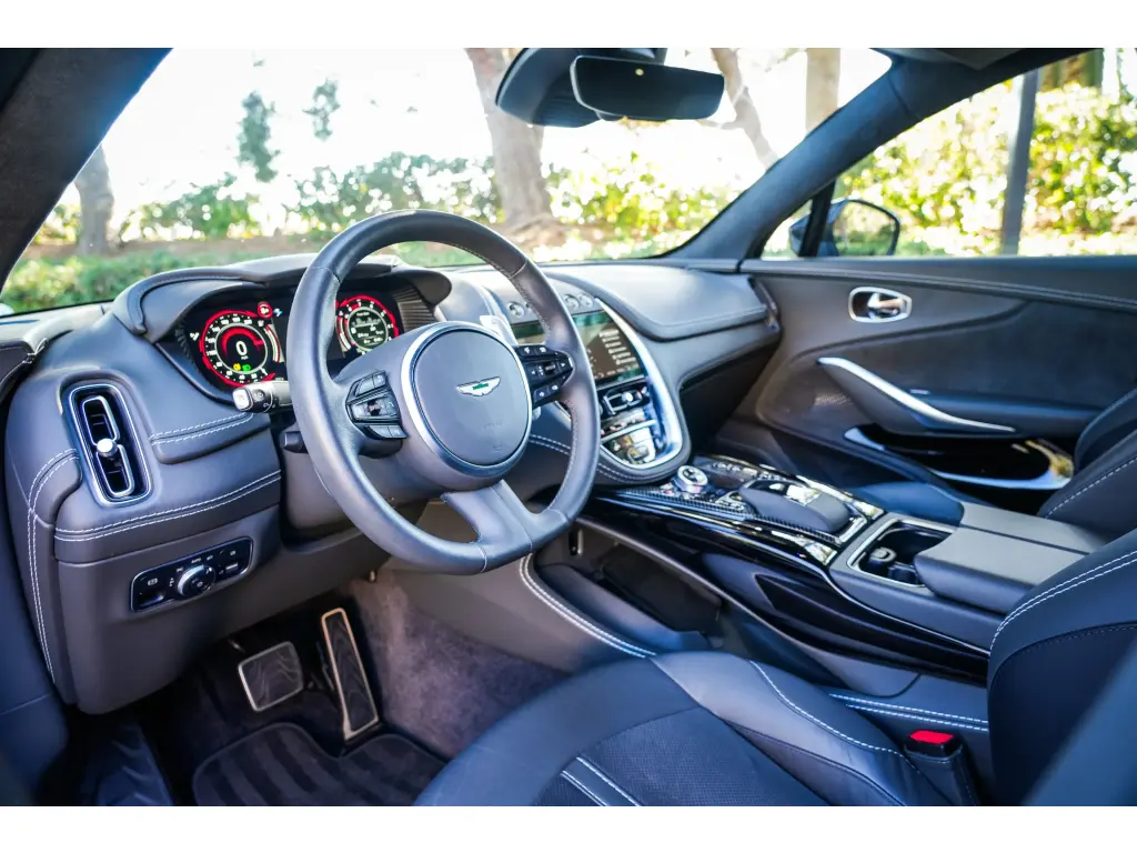 2023 DBX 707 SUV thumbnail vehicle image 2
