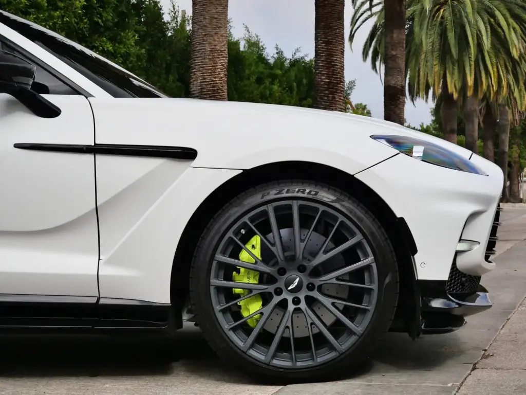 2023 DBX 707 SUV thumbnail vehicle image 3