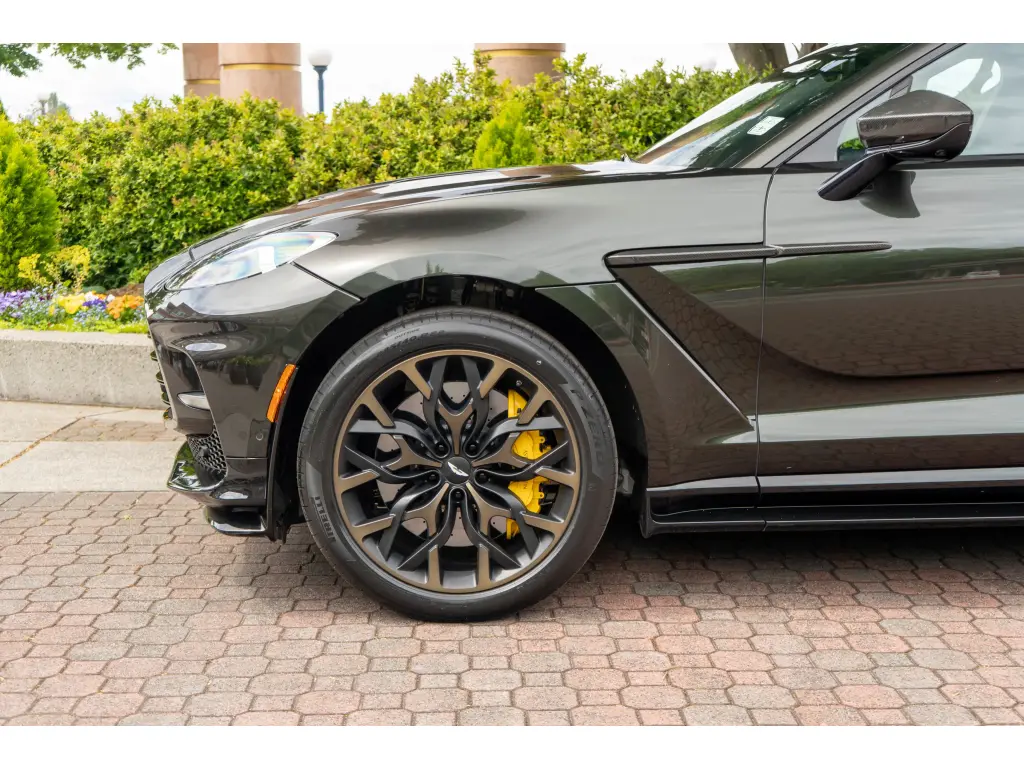 2023 DBX 707 SUV thumbnail vehicle image 3