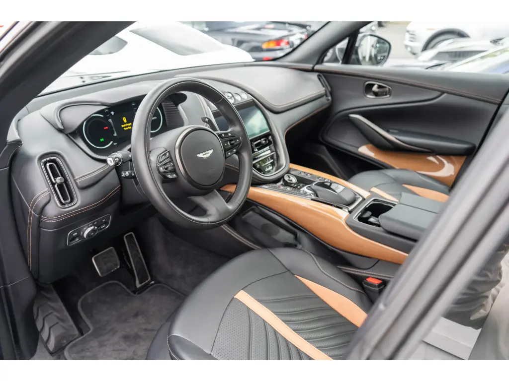2023 DBX 707 SUV thumbnail vehicle image 2